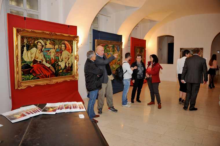 sala espositiva con pubblico