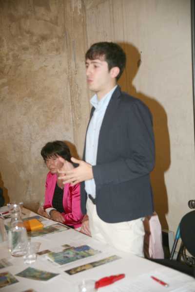 Il prof. Stefano Macconi interviene alla conferenza stampa della mostra Kosvanec a Savona