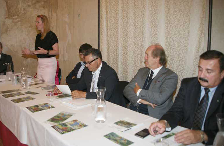 Neumannova parla alla conferenza stampa della mostra Kosvanerc a Savona